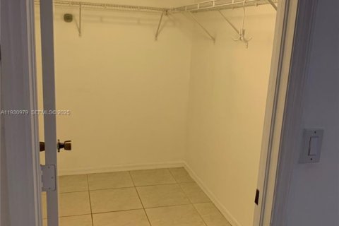 Adosado en alquiler en Miami, Florida, 3 dormitorios, 158.31 m2 № 2055049 - foto 24