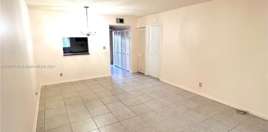 Condominio en Margate, Florida, 1 dormitorio  № 2061917