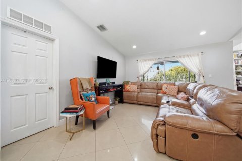 Villa ou maison à vendre à Cutler Bay, Floride: 3 chambres, 154.12 m2 № 2025504 - photo 4