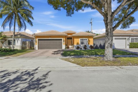 Villa ou maison à vendre à Cutler Bay, Floride: 3 chambres, 154.12 m2 № 2025504 - photo 2