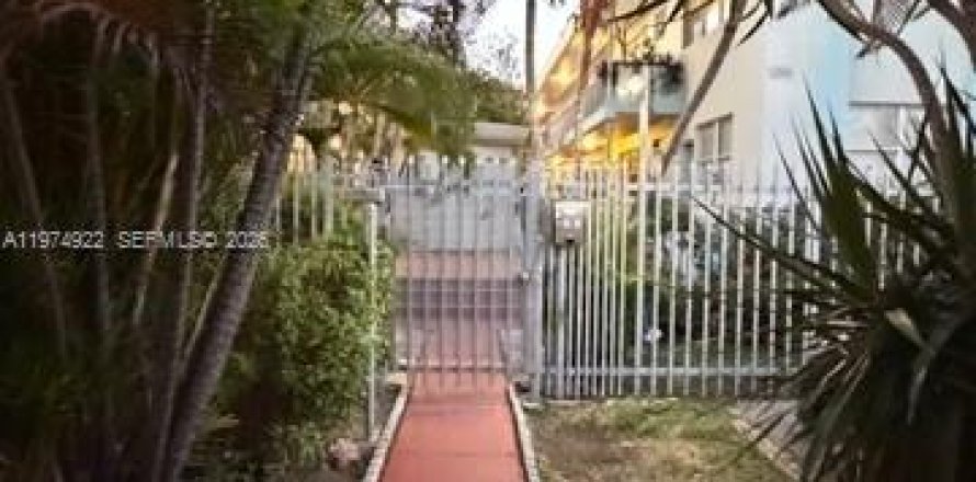 Condominio en Miami Beach, Florida, 1 dormitorio  № 2091155