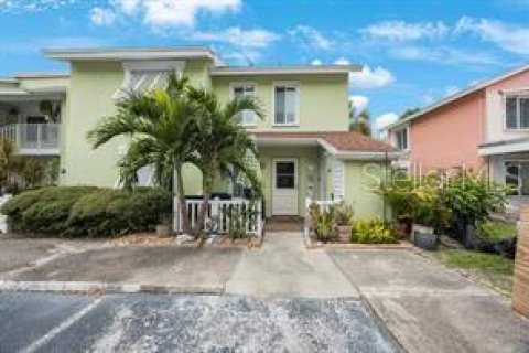Adosado en Saint Petersburg, Florida 2 dormitorios, 118.91 m2 № 2115234