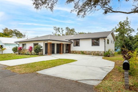 House in Seminole, Florida 3 bedrooms, 142.98 sq.m. № 2119454