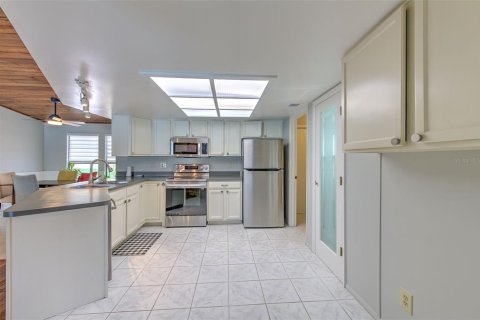 House in Land O' Lakes, Florida 3 bedrooms, 148.09 sq.m. № 2107794 - photo 14