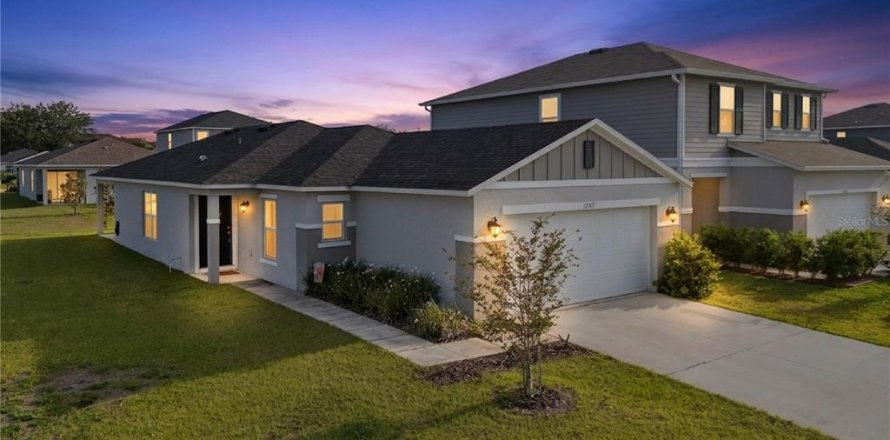 House in Davenport, Florida 3 bedrooms, 140.47 sq.m. № 2109991