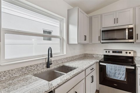 House in Davenport, Florida 3 bedrooms, 140.47 sq.m. № 2109991 - photo 13