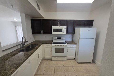 Condo in West Palm Beach, Florida, 3 bedrooms № 2179363 - photo 7