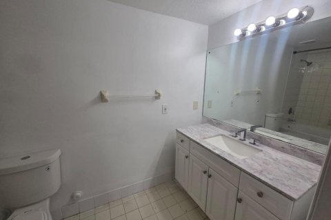 Condo in West Palm Beach, Florida, 3 bedrooms № 2179363 - photo 11