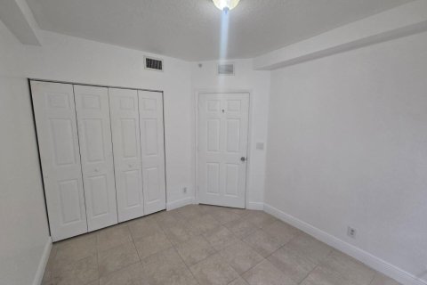 Condo in West Palm Beach, Florida, 3 bedrooms № 2179363 - photo 17