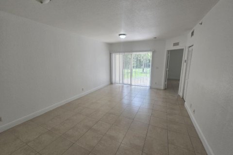 Condo in West Palm Beach, Florida, 3 bedrooms № 2179363 - photo 2