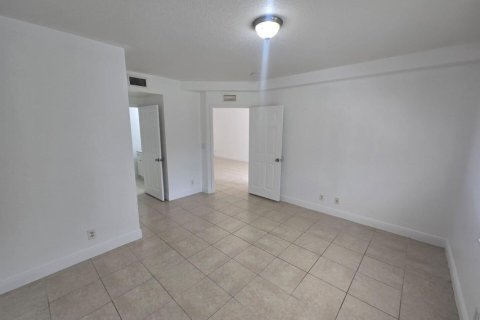 Condo in West Palm Beach, Florida, 3 bedrooms № 2179363 - photo 8