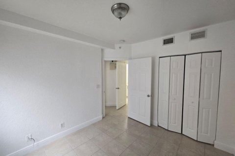 Condo in West Palm Beach, Florida, 3 bedrooms № 2179363 - photo 20
