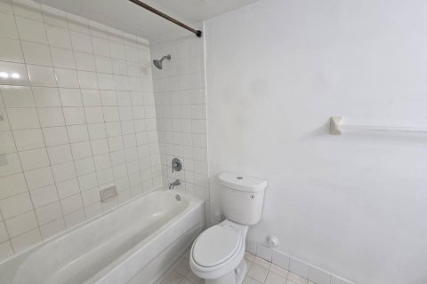 Condo in West Palm Beach, Florida, 3 bedrooms № 2179363 - photo 12