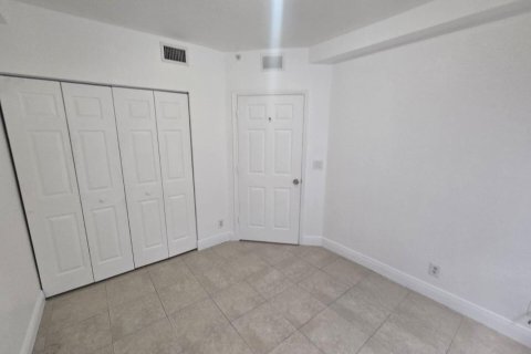 Condo in West Palm Beach, Florida, 3 bedrooms № 2179363 - photo 16