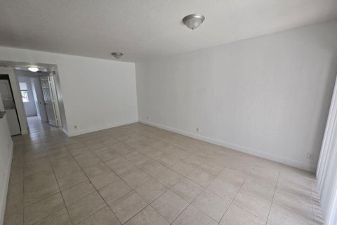 Condo in West Palm Beach, Florida, 3 bedrooms № 2179363 - photo 4