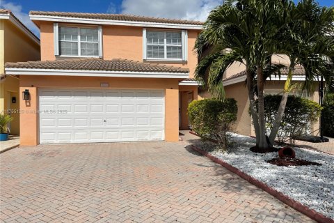Villa ou maison à louer à Sunrise, Floride: 4 chambres, 195.09 m2 № 1896422 - photo 1