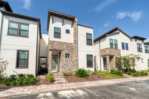 House in Davenport, Florida 4 bedrooms № 2039432 - photo 2