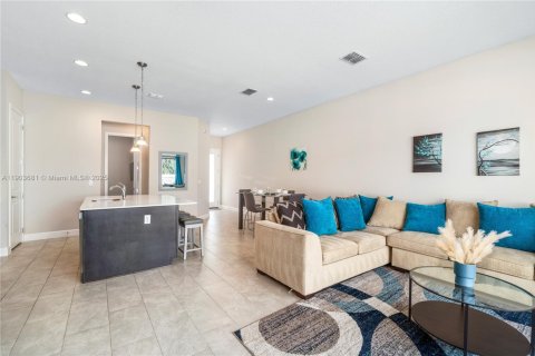 House in Davenport, Florida 4 bedrooms № 2039432 - photo 12