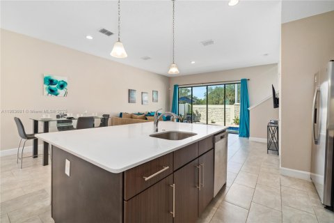 House in Davenport, Florida 4 bedrooms № 2039432 - photo 10