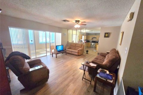 Villa ou maison à vendre à Coral Springs, Floride: 4 chambres, 228.73 m2 № 1986321 - photo 18