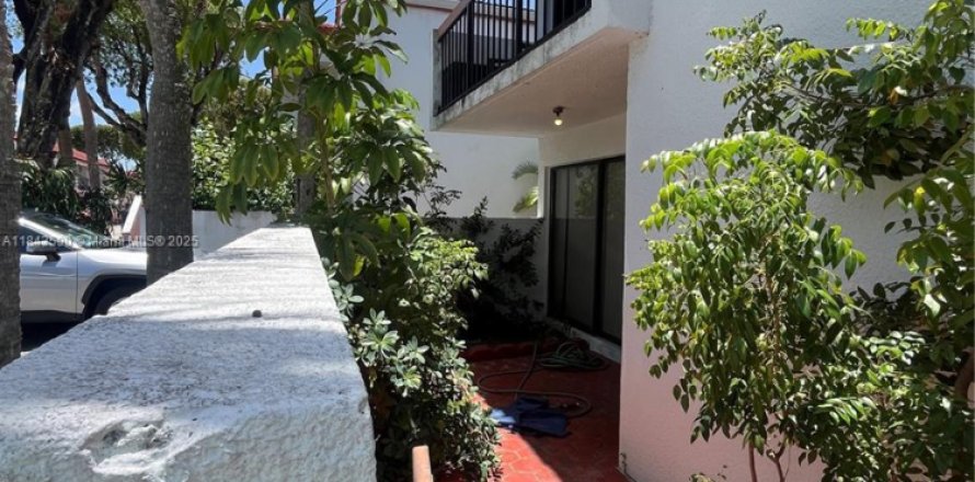 Кондоминиум с 2 спальнями в Майами, Флорида № 1981755