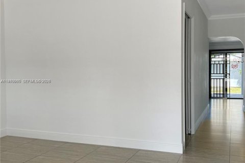Casa en venta en Hialeah, Florida, 6 dormitorios, 167.5 m2 № 2030783 - foto 9