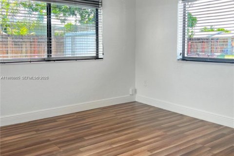 Casa en venta en Hialeah, Florida, 6 dormitorios, 167.5 m2 № 2030783 - foto 6