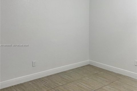 Casa en venta en Hialeah, Florida, 6 dormitorios, 167.5 m2 № 2030783 - foto 8