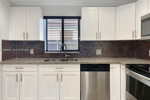 Casa en venta en Hialeah, Florida, 6 dormitorios, 167.5 m2 № 2030783 - foto 3