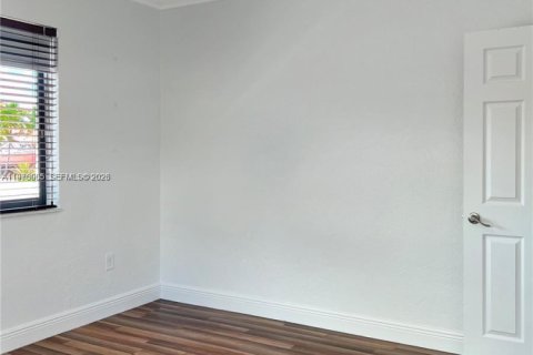 Casa en venta en Hialeah, Florida, 6 dormitorios, 167.5 m2 № 2030783 - foto 7