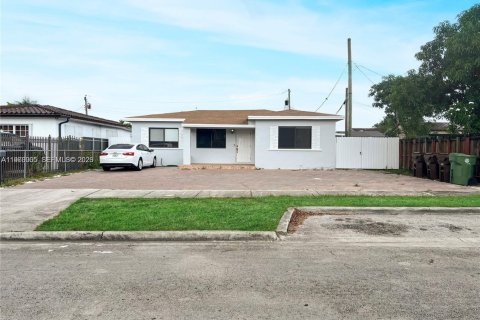 Casa en venta en Hialeah, Florida, 6 dormitorios, 167.5 m2 № 2030783 - foto 1