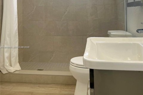 Casa en venta en Hialeah, Florida, 6 dormitorios, 167.5 m2 № 2030783 - foto 4