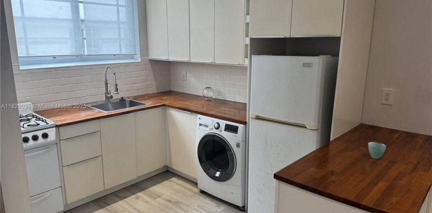 Condo in Miami Beach, Florida, 1 bedroom № 1936552