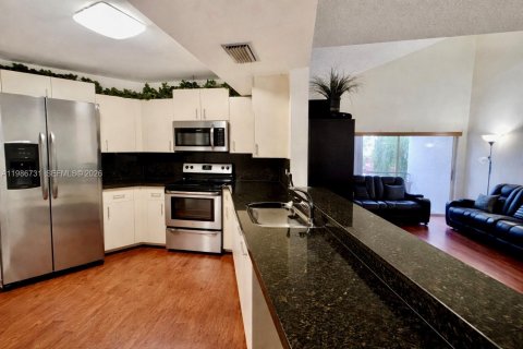 Condo in Miami, Florida, 2 bedrooms  № 2048411 - photo 12