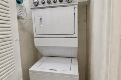 Condo in Miami, Florida, 2 bedrooms  № 2048411 - photo 24