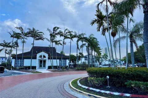 Condo in Miami, Florida, 2 bedrooms  № 2048411 - photo 2