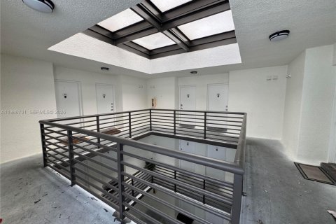 Condo in Miami, Florida, 2 bedrooms  № 2048411 - photo 25