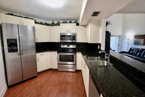 Condo in Miami, Florida, 2 bedrooms  № 2048411 - photo 10