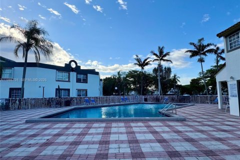 Condo in Miami, Florida, 2 bedrooms  № 2048411 - photo 30