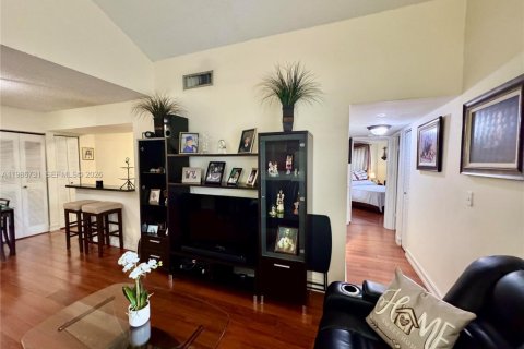 Condo in Miami, Florida, 2 bedrooms  № 2048411 - photo 13