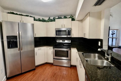 Condo in Miami, Florida, 2 bedrooms  № 2048411 - photo 8