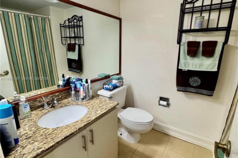 Condo in Miami, Florida, 2 bedrooms  № 2048411 - photo 23