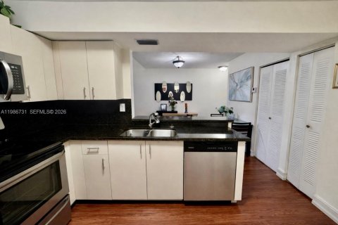 Condo in Miami, Florida, 2 bedrooms  № 2048411 - photo 11