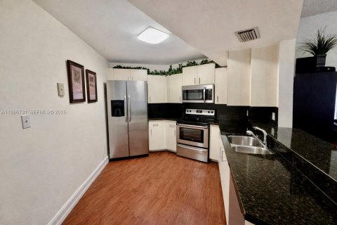 Condo in Miami, Florida, 2 bedrooms  № 2048411 - photo 9