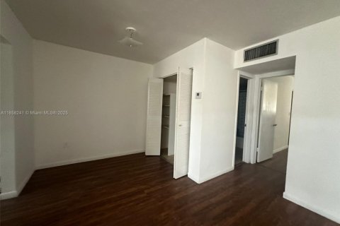 Condo in North Miami, Florida, 1 bedroom  № 1882472 - photo 15