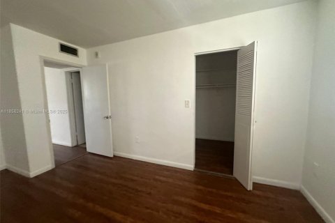 Condo in North Miami, Florida, 1 bedroom  № 1882472 - photo 13