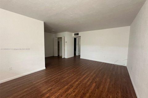 Condo in North Miami, Florida, 1 bedroom  № 1882472 - photo 3