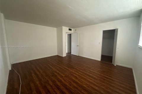 Condo in North Miami, Florida, 1 bedroom  № 1882472 - photo 14