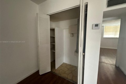 Condo in North Miami, Florida, 1 bedroom  № 1882472 - photo 10