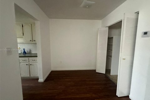 Condo in North Miami, Florida, 1 bedroom  № 1882472 - photo 9